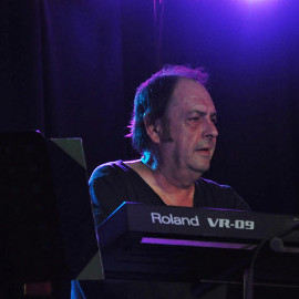 Gérard aux claviers