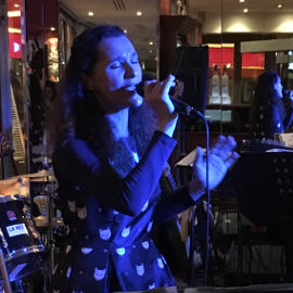 Hélène au chant